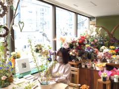 黄金葉を使った春の枝物を楽しむアレンジ 黄金葉を使った春の枝物を楽しむアレンジ