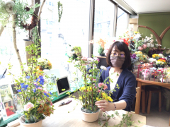 春の枝物黄金葉のアレンジ 春の枝物黄金葉のアレンジ