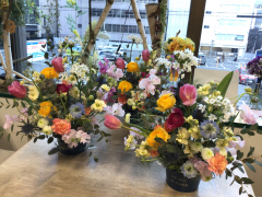 春の花いっぱいのフラワーアレンジ 春の花いっぱいのフラワーアレンジ